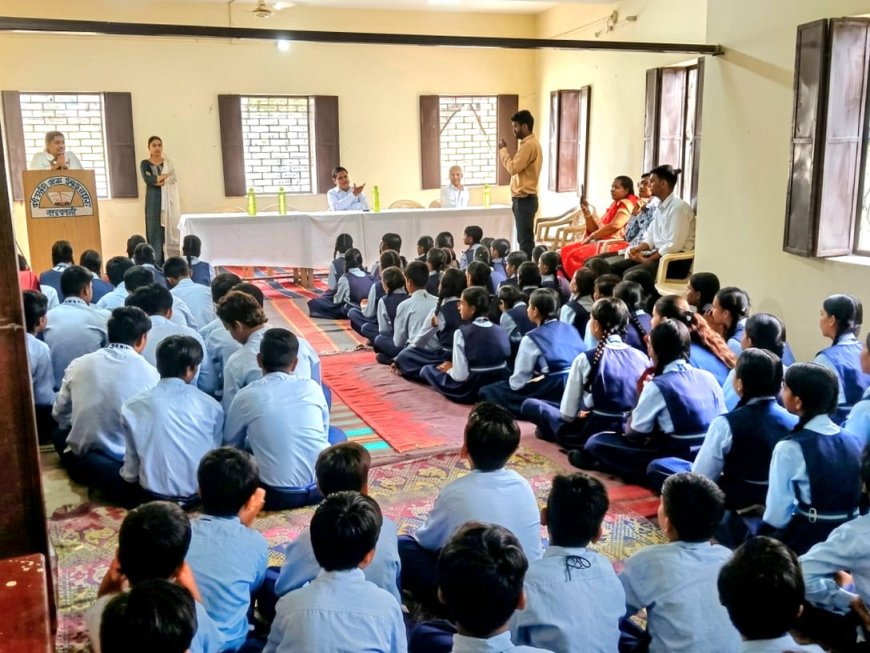 मकराना में 'ट्रांसफॉर्मेटिव ट्यूसडे' अभियान: स्कूली बच्चों को सिखाया गुड टच-बैड टच का फर्क, पोक्सो व साइबर सुरक्षा की दी जानकारी