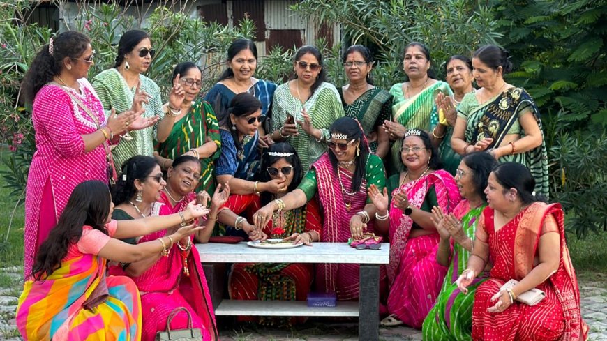 सखी क्लब की सावन पूल पार्टी में बिखरे उत्साह के रंग; लहरिया परिधानों में मनाया फ्रेंडशिप डे और सामूहिक जन्मदिन