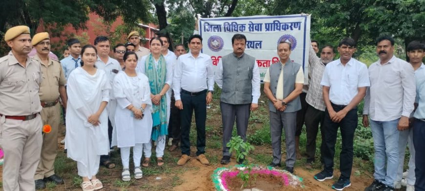 'आने वाली पीढ़ियों के लिए पेड़ लगाना जरूरी': खैरथल नवोदय विद्यालय में न्यायिक अधिकारियों ने रोपे छायादार और औषधीय पौधे