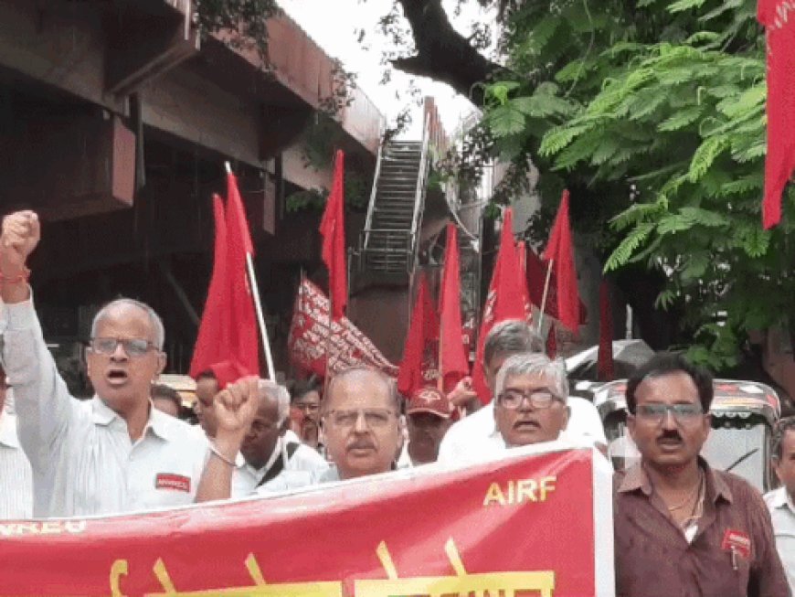 डॉक्टरों की लेटलतीफी और मेडिकल बिलों के अटके भुगतान पर भड़के रेलवे पेंशनर्स: चिकित्सा निदेशक को सौंपा ज्ञापन, आंदोलन की दी चेतावनी