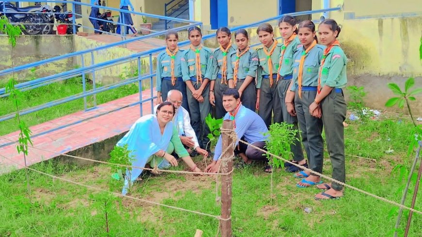 राजकीय विद्यालय में हुआ पौधारोपण कार्यक्रम; विद्यार्थियों ने पौधे लगाकर ली नियमित देखभाल और पर्यावरण संरक्षण की शपथ