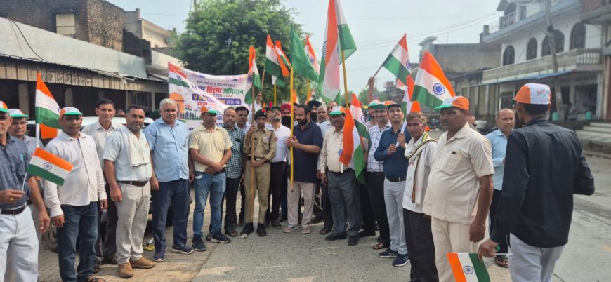 देश भक्ति के रंग में रंगा गोविंदगढ़: 'हर घर तिरंगा' अभियान के तहत निकाली गई भव्य प्रभात फेरी, विधायक ने किया पुष्पवर्षा कर स्वागत