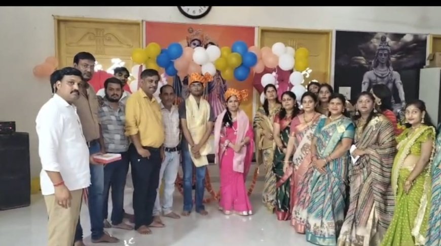 महिला वैश्य समाज कठूमर का द्वितीय तीज महोत्सव रंगारंग सांस्कृतिक कार्यक्रमों के साथ हुआ आयोजित; लहरिया परिधानों में सजी महिलाएं