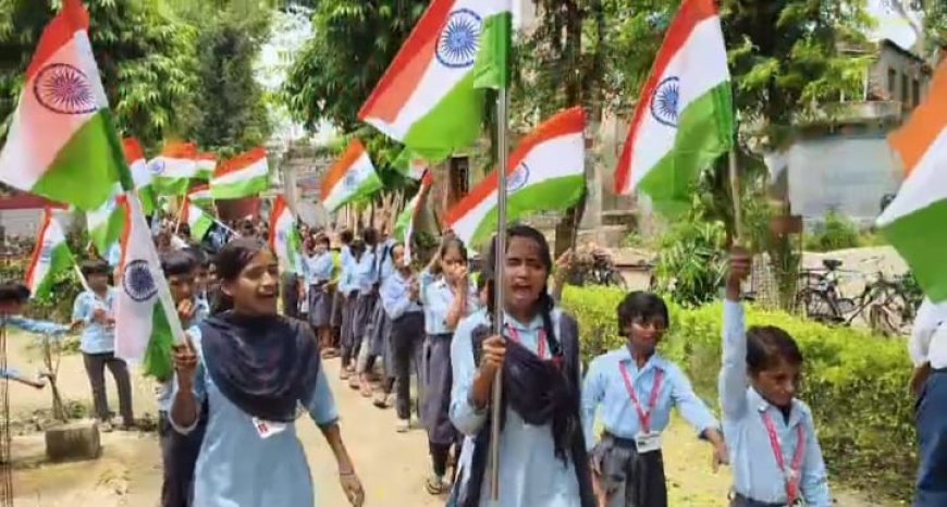 हाथों में तिरंगा, होठों पर देशभक्ति के नारे:राजगढ़ में पीएम श्री स्कूल के बच्चों ने तिरंगा यात्रा से दिया पर्यावरण व देशभक्ति का संदेश