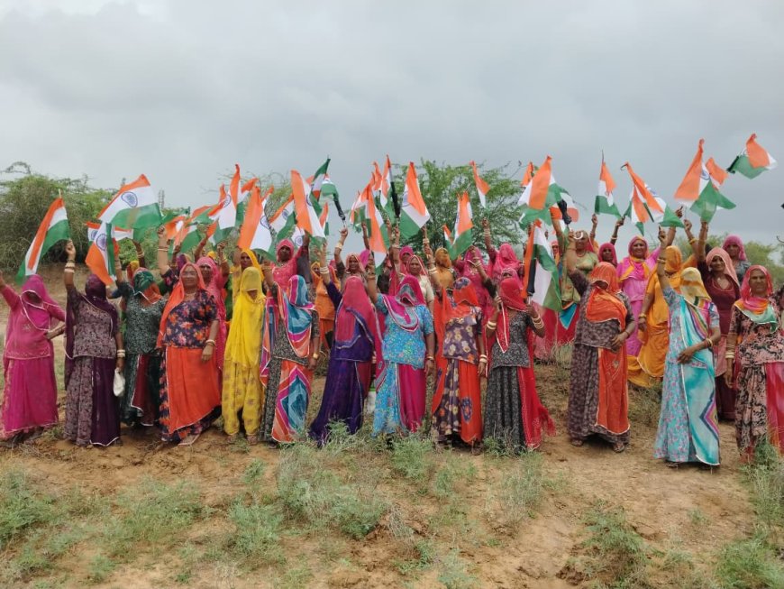 खेड़ापा में तिरंगे के रंग में रंगे 'वीबी-जी रामजी' श्रमिक: हाथों में राष्ट्रीय ध्वज थाम गूंजे देशभक्ति के नारे, 'हर घर तिरंगा' का दिया संदेश