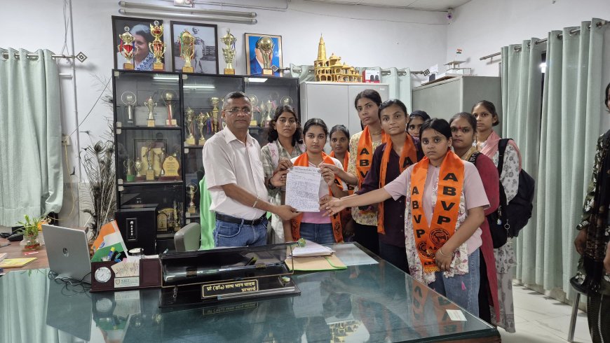 गौरी देवी कॉलेज की छात्राओं ने बुलंद की आवाज़:महाविद्यालय में छात्र हितों की विभिन्न मांगों को लेकर प्राचार्य को ज्ञापन सौंपा