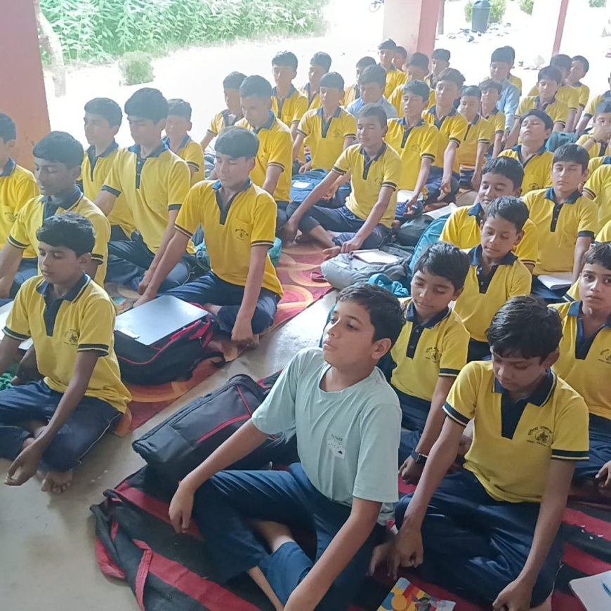 योगीता पब्लिक स्कूल में योग सत्र आयोजित, योगाचार्य केदार नाथ शर्मा बोले—"मानसिक व शारीरिक स्वास्थ्य के लिए योग को बनाएं जीवनशैली"