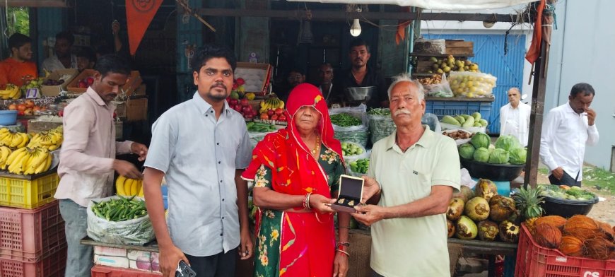 'ईमानदारी का दूसरा नाम नंदलाल': 4 साल पहले 5 तोला सोना तो अब लौटाए सोने के झुमके, महिला ने किया 1000 रुपये का गोदान