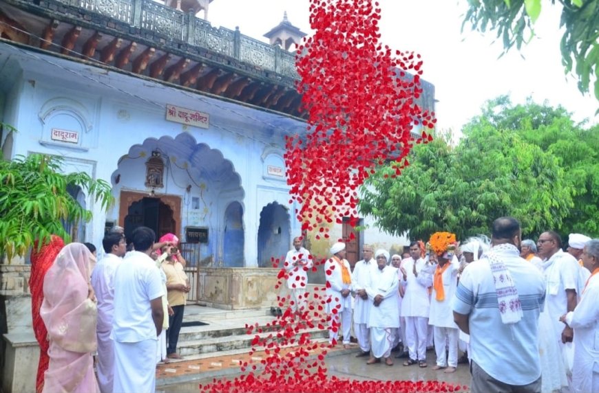 श्री दादू पंच तीर्थ धाम दर्शन यात्रा का घाटडा पहुंचने पर पुष्प वर्षा से भव्य स्वागत