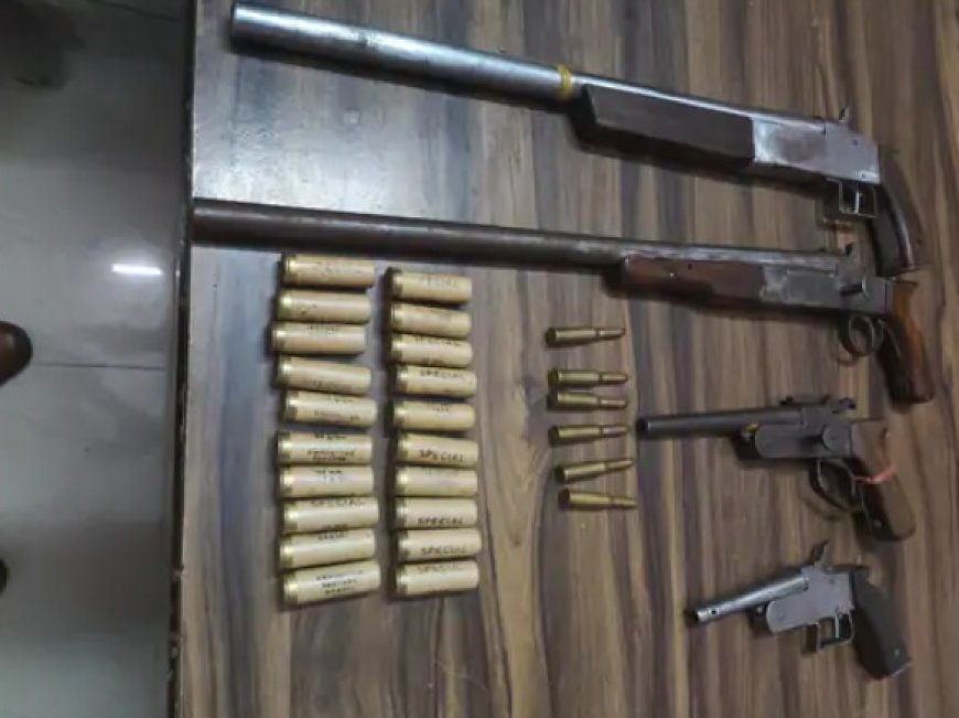 डीग पुलिस की बड़ी कार्रवाई: 4 अवैध हथियार और 26 कारतूस के साथ युवक गिरफ्तार; चोरी का मोबाइल बेचता दुकानदार भी दबोचा