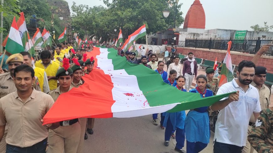 भरतपुर में 150 मीटर लंबे तिरंगे के साथ सड़कों पर उतरा जनसैलाब: देशभक्ति के नारों से गूंजा लोहागढ़