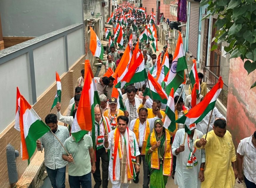 महुवा में देशभक्ति का महासैलाब:हाथों में तिरंगा और 'भारत माता की जय' के उद्घोष,विधायक नेतृत्व में निकली ऐतिहासिक तिरंगा यात्रा