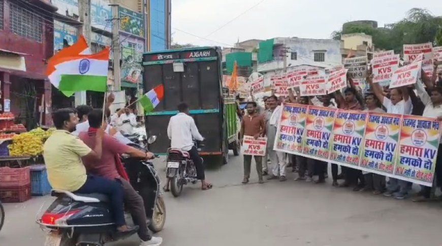 राजगढ़ में नेताओं को दिखाई गईं तख्तियां,"केवी नहीं तो वोट नहीं"निकाय चुनाव बहिष्कार की चेतावनी