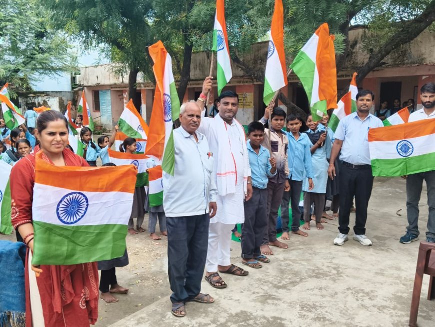 'हाथों में तिरंगा, जुबां पर भारत माता के जयकारे': नारायणपुर में स्कूली बच्चों ने निकाली भव्य तिरंगा यात्रा; देशभक्ति के रंग में रंगा पूरा गांव