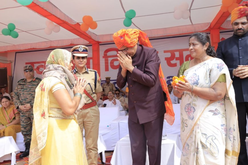 भरतपुर में देशभक्ति के रंग: 80वें स्वाधीनता दिवस पर प्रभारी मंत्री ने फहराया तिरंगा; 59 प्रतिभाएं सम्मानित, वीरांगनाओं का किया नमन
