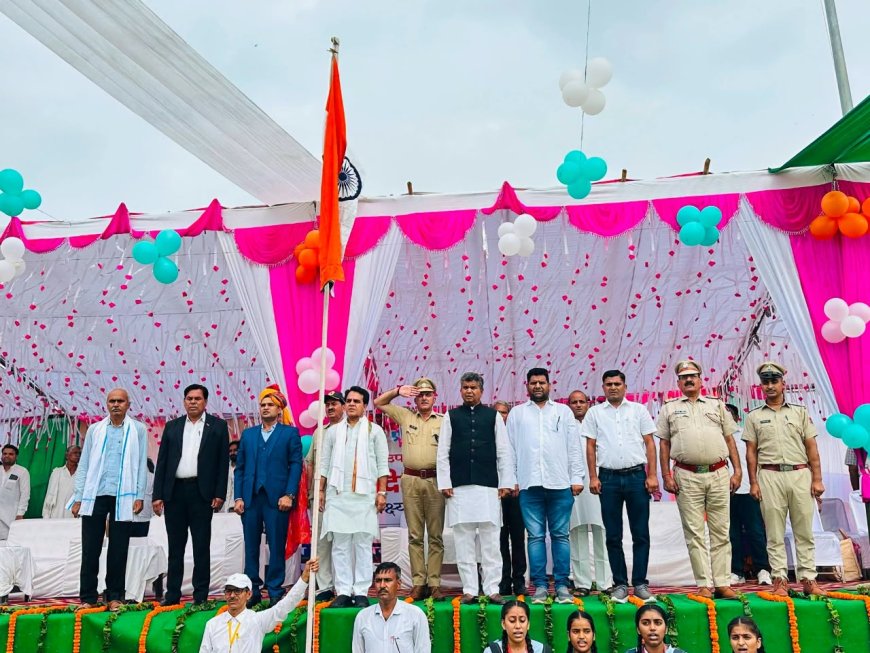 महुआ में 80वां स्वतंत्रता दिवस समारोह: SDM व विधायक ने फहराया तिरंगा; वीरांगनाओं के चरण छूकर लिया आशीर्वाद, 63 प्रतिभाएं सम्मानित