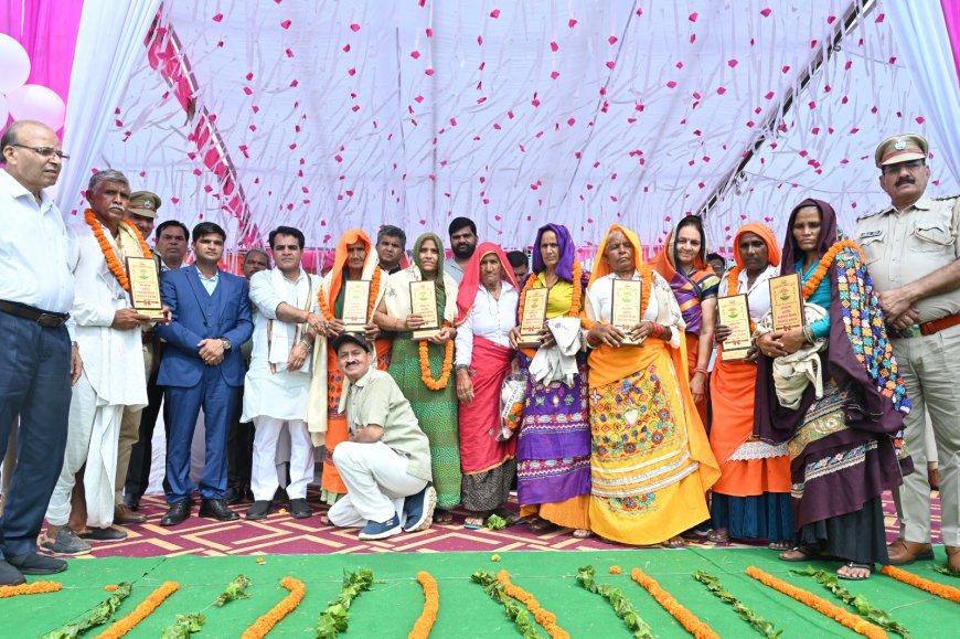 महुआ में 80 वे स्वतंत्रता दिवस पर देश भक्ति रंगारंग कार्यक्रमों के साथ इंदिरा विद्या मंदिर समिति महुवा द्वारा वीरांगनाओं का  किया सम्मान