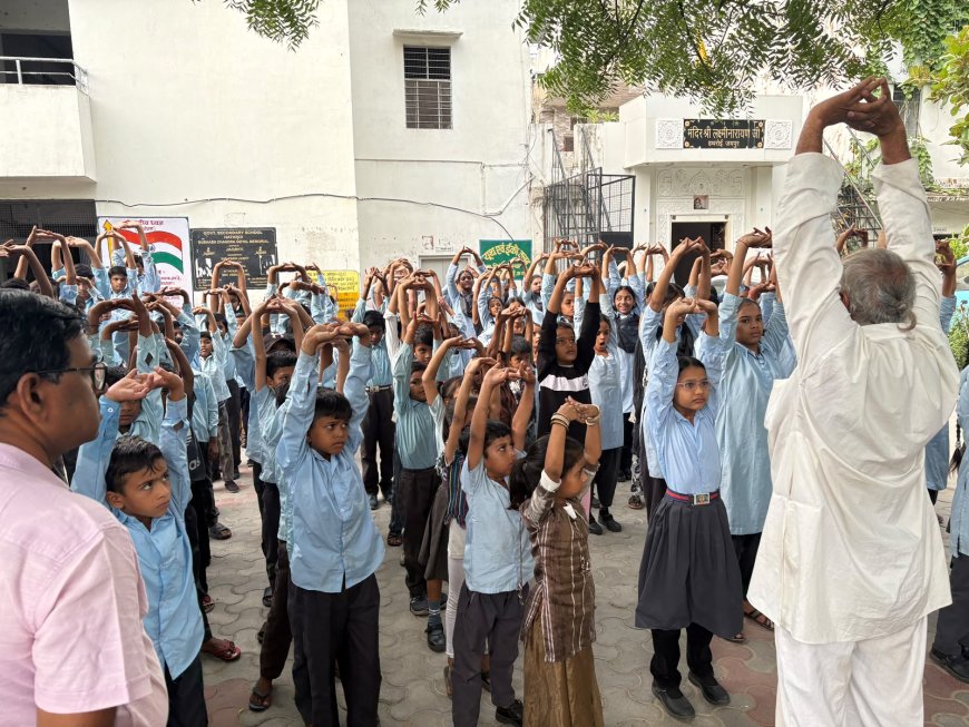 राजकीय उच्च माध्यमिक विद्यालय हथरोई  में योगाभ्यास के दौरान योग को बताया जीवन दर्शन; मानसिक-शारीरिक स्वास्थ्य के लिए नियमित अभ्यास पर जोर