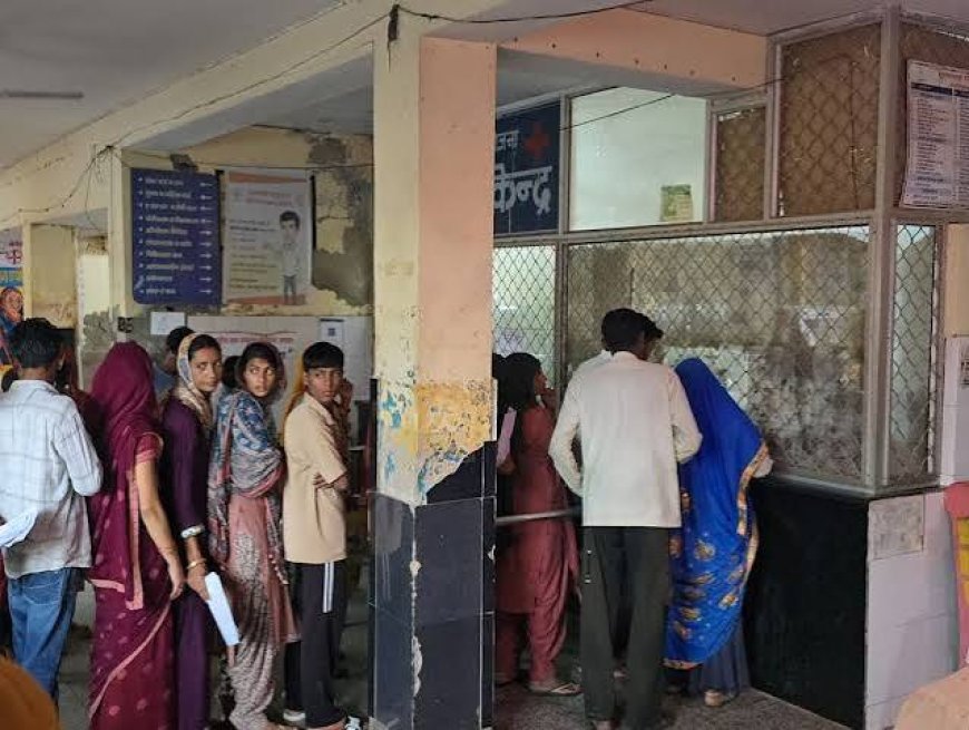 मौसम बदलते ही रामगढ़ उप जिला अस्पताल में बढ़ी मरीजों की भीड़, रोजाना पहुंच रहे 800 मरीज;  डॉक्टर ने दी बारिश में भीगने से बचने की सलाह