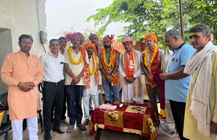 श्रीराधा रानी धाम बरसाना के लिए जा रहे  पद यात्रियो  का डीग प्रवेश द्वार पर पुष्प वर्षा कर किया  स्वागत