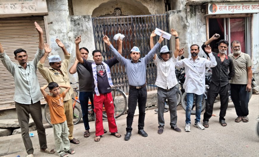 जयपुर में आम आदमी पार्टी का सीवर समस्या पर हस्ताक्षर अभियान, किया प्रर्दशन