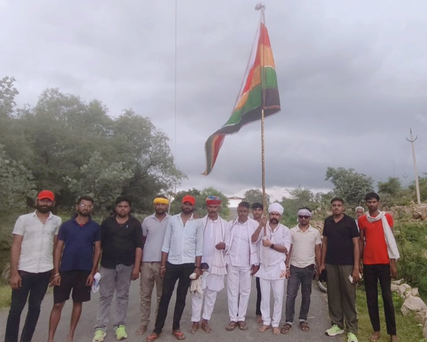 जयकारों के साथ बीघोता से रवाना हुई कारिस देव की द्वितीय ध्वज पदयात्रा