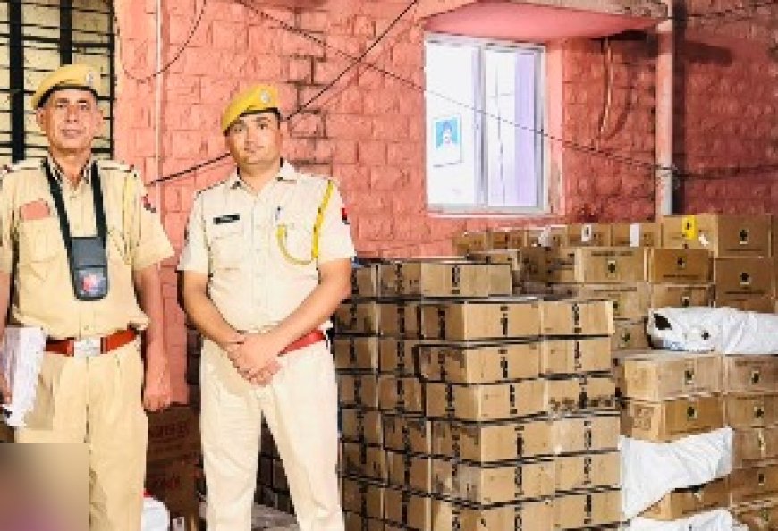 मिट्टी के नीचे 'मैखाना': 22 चक्का ट्रेलर में चाईना क्ले के नीचे छिपाई 550 पेटी शराब जब्त