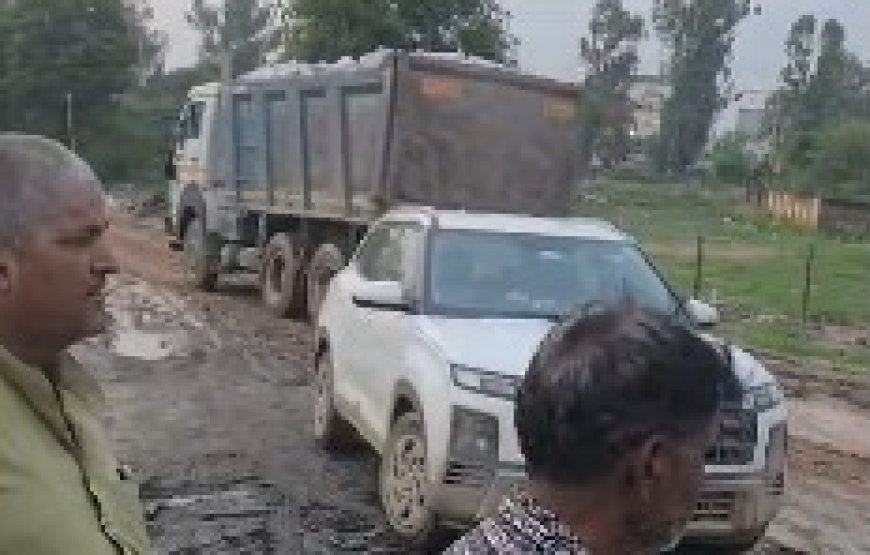 ग्रामीणों के आक्रोश के आगे झुका परिवहन विभाग:भजीट में पत्थरों से भरे 2 ओवरलोड डंपरों पर बड़ी कार्रवाई, हड़कंप