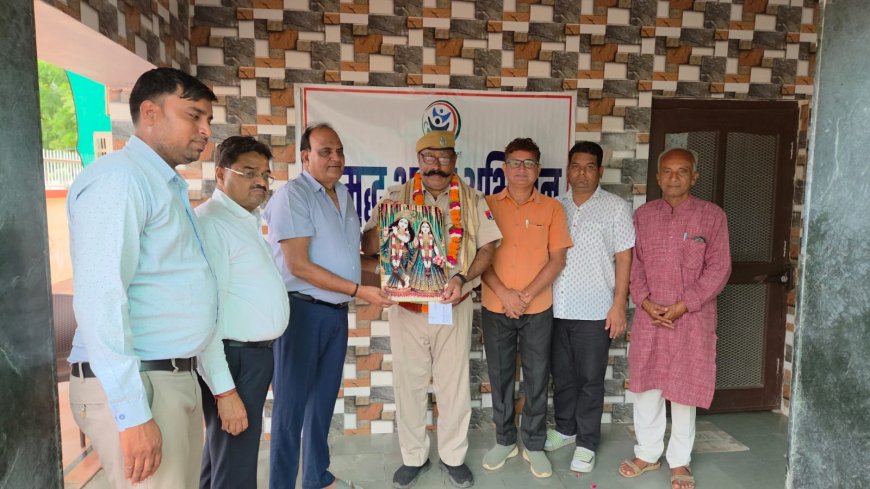 लूट की वारदात को विफल करने वाले सिपाही उदयसिंह का सम्मान; समृद्ध भारत अभियान के निदेशक सीताराम गुप्ता ने किया सम्मान