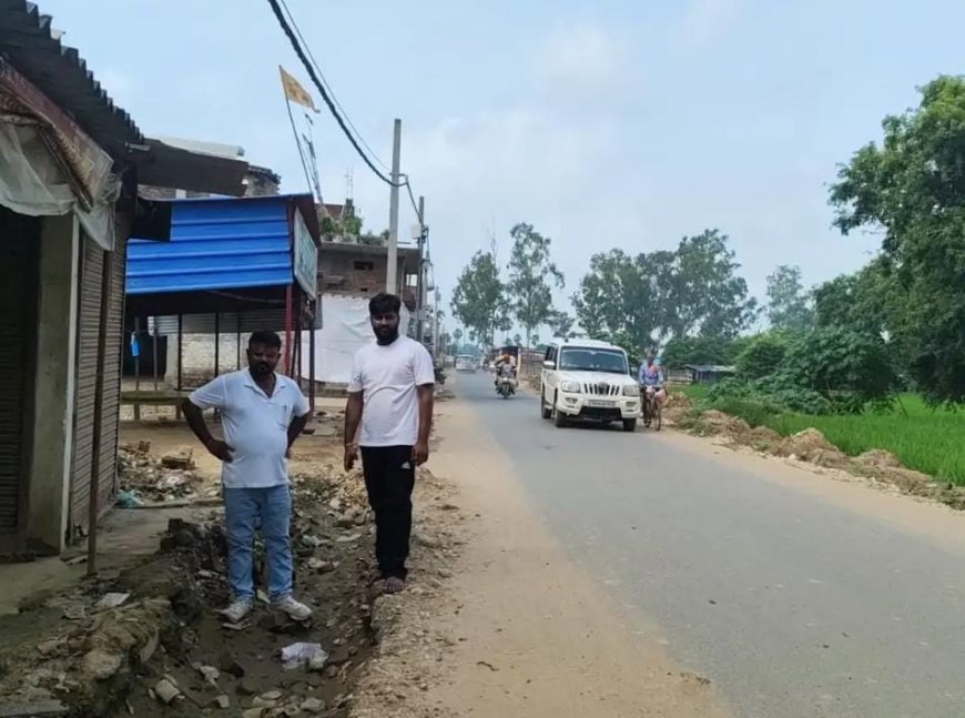 तरकुलहा मंदिर मार्ग पर महीनेभर से खुला पड़ा गड्ढा, श्रद्धालुओं और स्कूली बच्चों की सुरक्षा पर सवाल