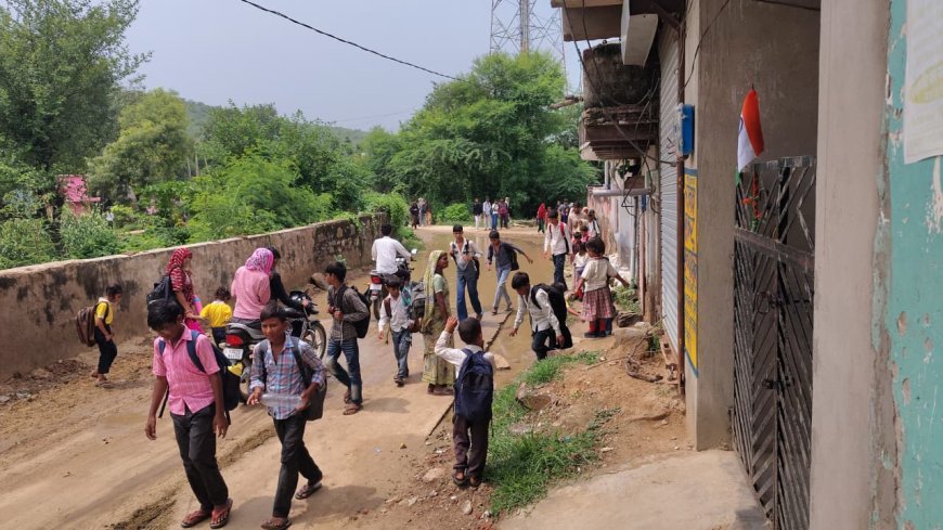 बुटोली में 3 माह पूर्व बनी सड़क पर भारी जलभराव: स्कूली बच्चे गंदे पानी से निकलने को मजबूर, बीमारियों का खतरा