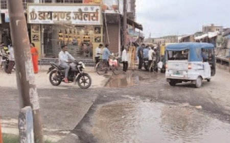 सोनबरसा में सड़क का गड्ढा बना जानलेवा, बारिश में पानी भरने से बढ़ा हादसों का खतरा