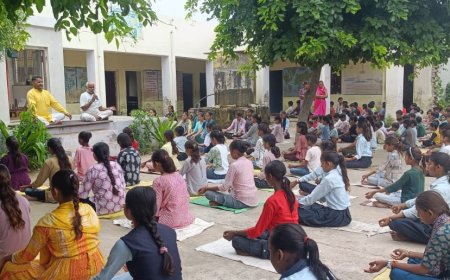 श्री बजरंग पब्लिक उच्च माध्यमिक विद्यालय कालवाडी में योगाभ्यास के दौरान योग को बताया जीवन दर्शन