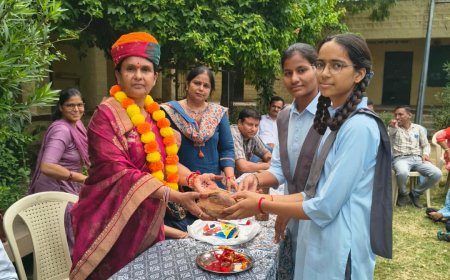 "शिक्षक दिखाते हैं जीवन को सही दिशा": बावड़ी के विद्यालयों में विद्यार्थियों ने माला पहनाकर लिया गुरुजनों का आशीर्वाद