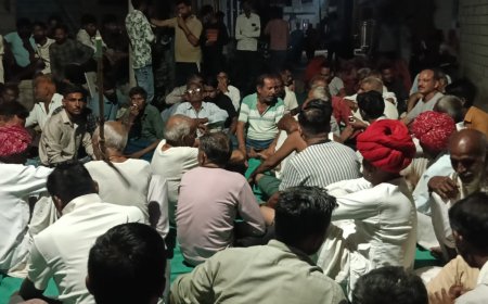 डोर-टू-डोर जनसंपर्क से गरमाया तखतगढ़ का चुनावी माहौल: दिग्गजों ने संभाली कमान, कांटे की टक्कर वाले वार्डों पर विशेष नजर