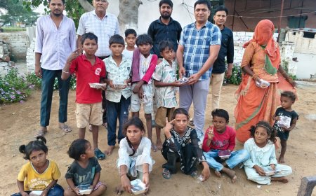 उदयपुरवाटी में 'कोई भूखा ना सोए' अभियान के तहत असहायों को बांटे गए भोजन के पैकेट