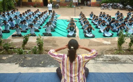 आयुष्मान आरोग्य मन्दिर खोहरा में योग प्रशिक्षक जाहावी दीक्षित ने कराया योग