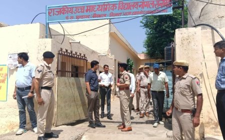 जिला निर्वाचन अधिकारी अतुल प्रकाश ने मतदान केंद्रों का किया लगातार निरीक्षण; मतदान प्रक्रिया का लिया जायजा