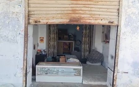 बेखौफ चोरों का तांडव: 100 मीटर के दायरे में दो ज्वैलर्स के शटर तोड़कर लाखों के जेवरात और नकदी पार, पुलिस जांच में जुटी