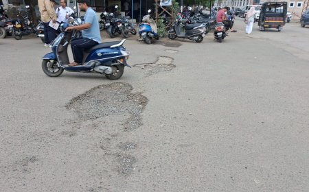 भीलवाड़ा के महात्मा गांधी अस्पताल की मुख्य सड़क पर गहरे गड्ढे, मरीज और आमजन परेशान - आप नेता हेमेन्द्र सिंह मेहता ने मरम्मत की मांग की