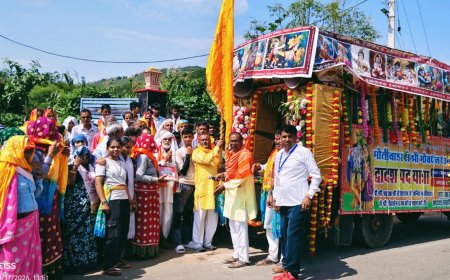 'गोवर्धन महाराज के जयकारों से गुंजायमान हुआ सकट': मोतीवाड़ा से गोवर्धन धाम के लिए 12वीं ध्वज पदयात्रा रवाना