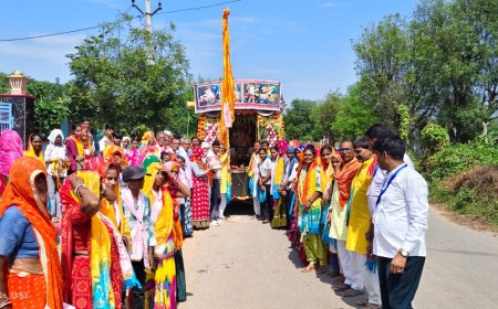 'जय गिरिराज धर' के जयकारों से गूंजा मोतीवाड़ा: गोवर्धन धाम के लिए 12वीं पदयात्रा धूमधाम से रवाना