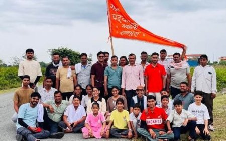 हाथों में ध्वजा, दिल में भक्ति:मेवाड़ के आराध्य देव के दर चले श्रद्धालु: राजपुरा माली खेड़ा से 29वीं विशाल पदयात्रा रवाना