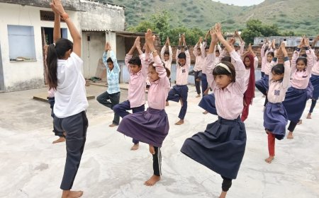 लक्ष्मणगढ़: योग और आयुर्वेद से निरोगी बनेगा भारत, स्कूल में विद्यार्थियों को दिया त्रिगुणों और योग विज्ञान का ज्ञान