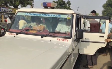 मानवता की मिसाल: सड़क हादसे में घायल राहगीर को देख रुका तहसीलदार का काफिला, अपनी सरकारी गाड़ी से पहुंचाया अस्पताल