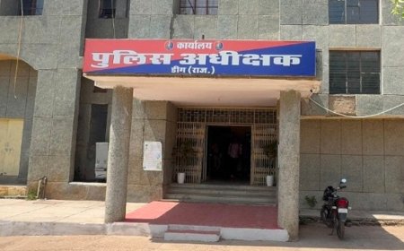 डीग पुलिस ने दबोचा शातिर साइबर गिरोह, सस्ते होटल बुकिंग के नाम पर करते थे ठगी,6 गिरफ्तार, 5 मोबाइल सहित 6 फर्जी सिम, थार-क्रेटा और 17,400 रुपए जब्त