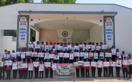 होली क्रॉस स्कूल में चित्रकला प्रतियोगिता आयोजित: विद्यार्थियों ने रंगों के माध्यम से दिया स्वच्छता और 'विकसित भारत' का संदेश