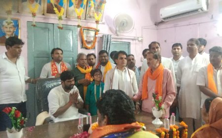 महुवा नगर पालिका में नए बोर्ड ने संभाली कमान: अध्यक्ष विनीत बंसल और उपाध्यक्ष उर्मिला मीणा ने ग्रहण किया पदभार, कस्बे में निकला भव्य विजय जुलूस