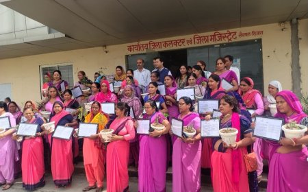 विकसित भारत जन सेवा अभियान: 'आंगन मिलन' कार्यक्रम में जिला कलेक्टर ने आंगनबाड़ी कार्यकर्ताओं को किया सम्मानित, कार्यों की सराहा