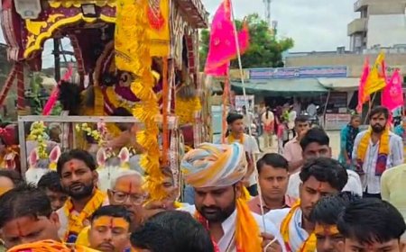 'जय श्री श्याम' के जयकारों से गूँजा महुवा: चतुर्थ विशाल निशान पदयात्रा हलेना धाम के लिए रवाना, उमड़ा आस्था का सैलाब